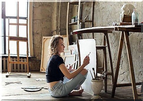 Woman painting to avoid falling into monotony