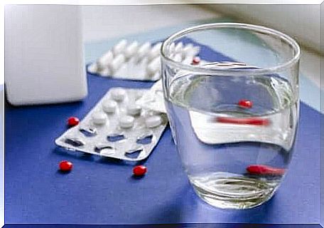 Tablets and glass of water.