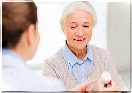 Doctor explains azathioprine posology to elderly patient.