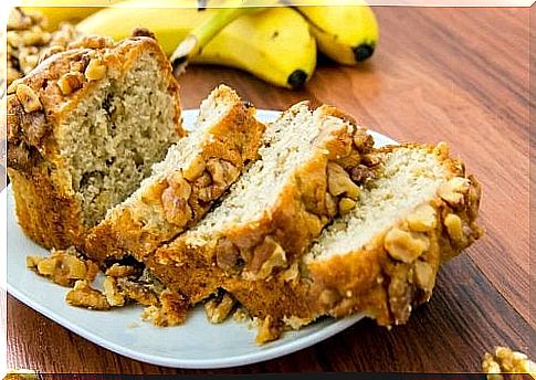 Cake with bananas and nuts