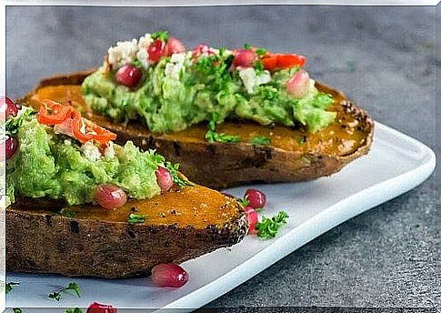 Batate stuffed with peas and avocado: delicious and fast!