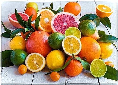 Citrus fruits of different types.