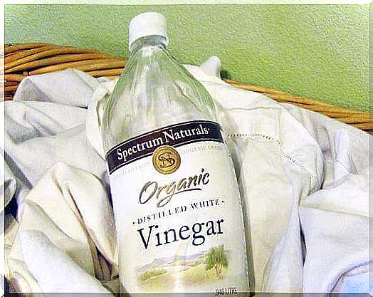 White vinegar to disinfect the sponges