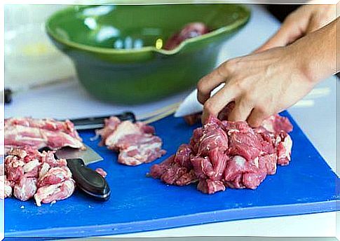 Cross-contamination between meat and vegetables.