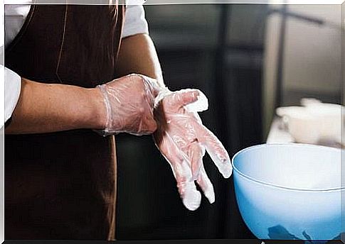 Use of gloves to avoid cross-contamination of food.