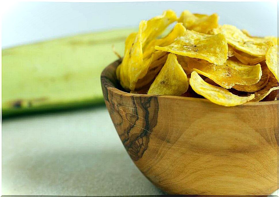 Vegetable chips are healthy snacks to take to work