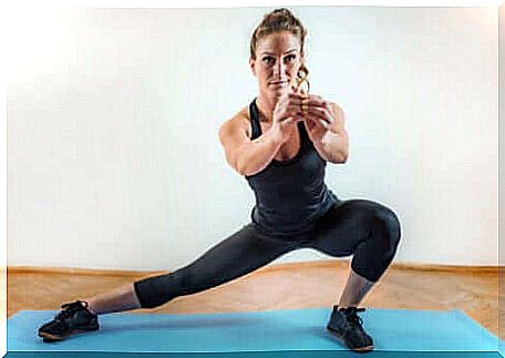 HIIT for beginners: side lunges.