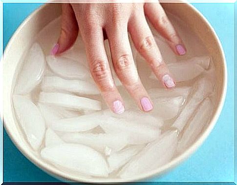 Hand in the ice water to make the nail polish dry quickly