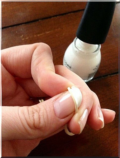 use the rubber band to apply the nail polish 