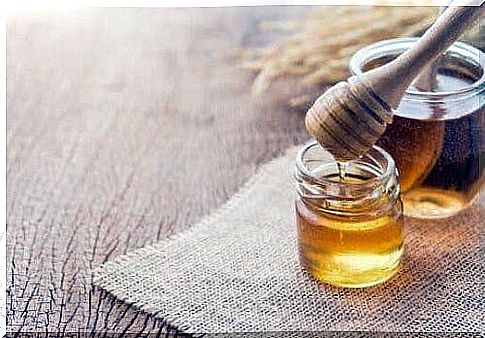 Honey to treat canker sores