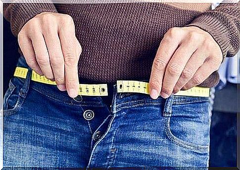 Girl measuring the circumference of the hips