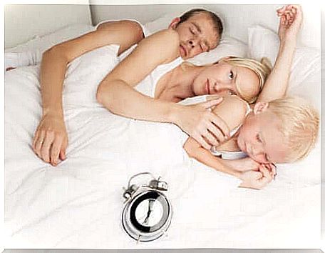 Sleeping in the bed: child in bed with parents.