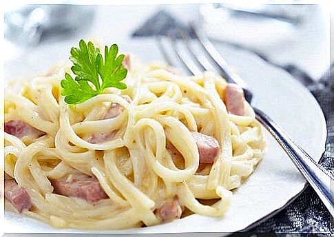 Spaghetti carbonara with cream