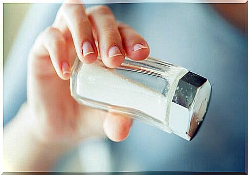 hand pours salt